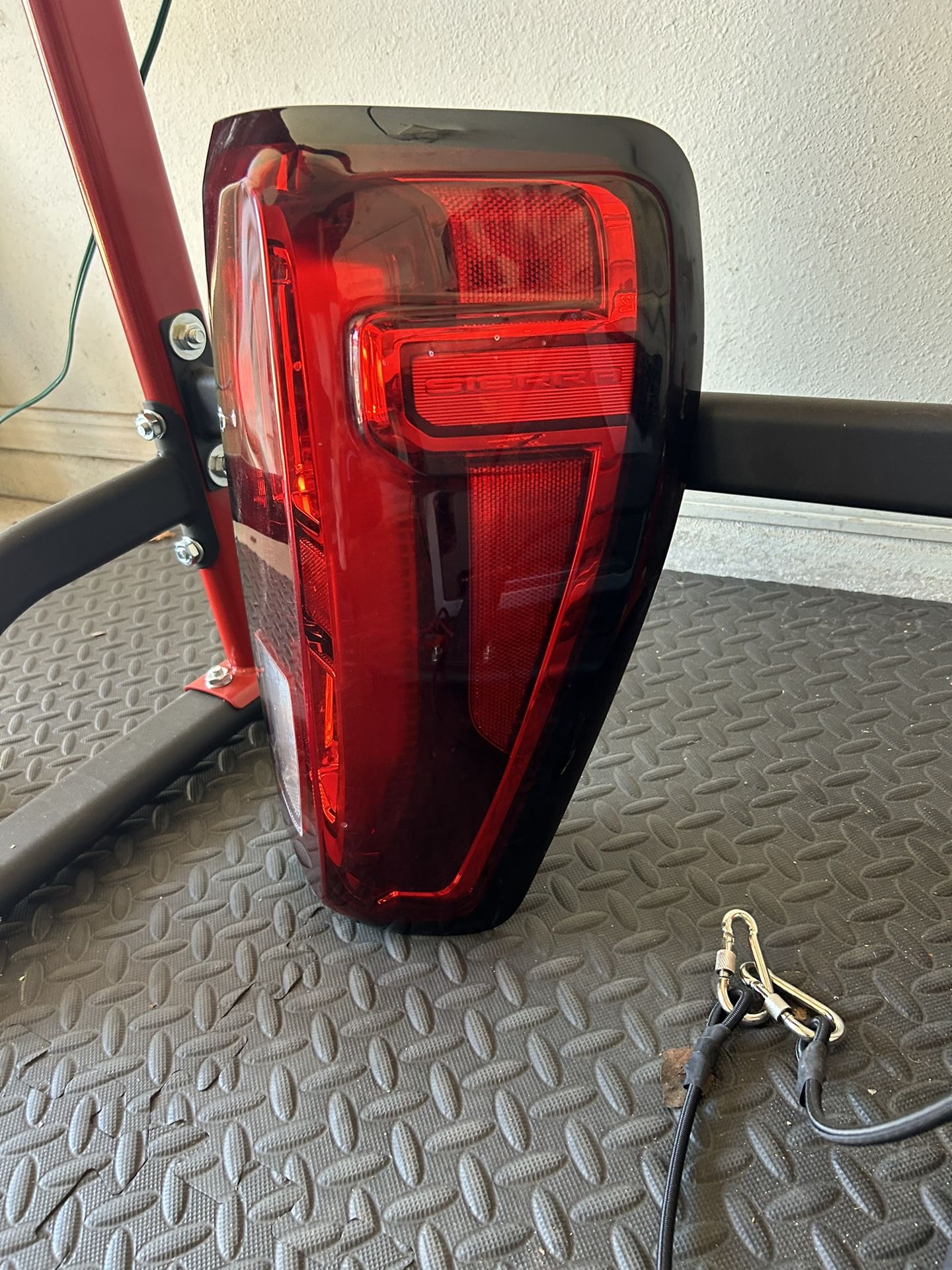 2020 GMC Elevation RH Tail Light And LH 