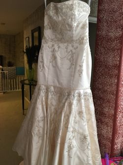 Beautiful ivory wedding dress w/ crystal beading