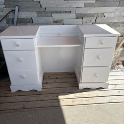 Desk/vanity 