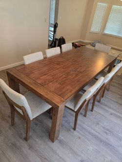 Dining Room Table & 8 Chair Set (Excellent Condition)