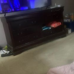 Solid Wood Dresser, Missing 1 Drawer.