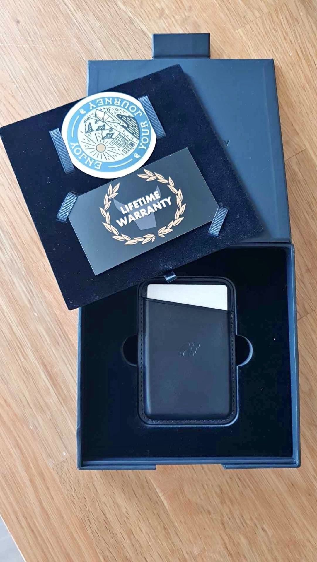 Bullstrap leather magnetic wallet in black