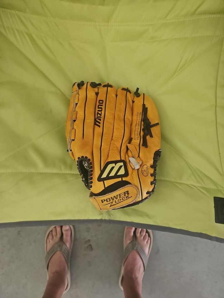 Left Handed Mizuno Max FLEX 14 INCH GLOVE
