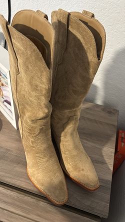 Women's boots size 6