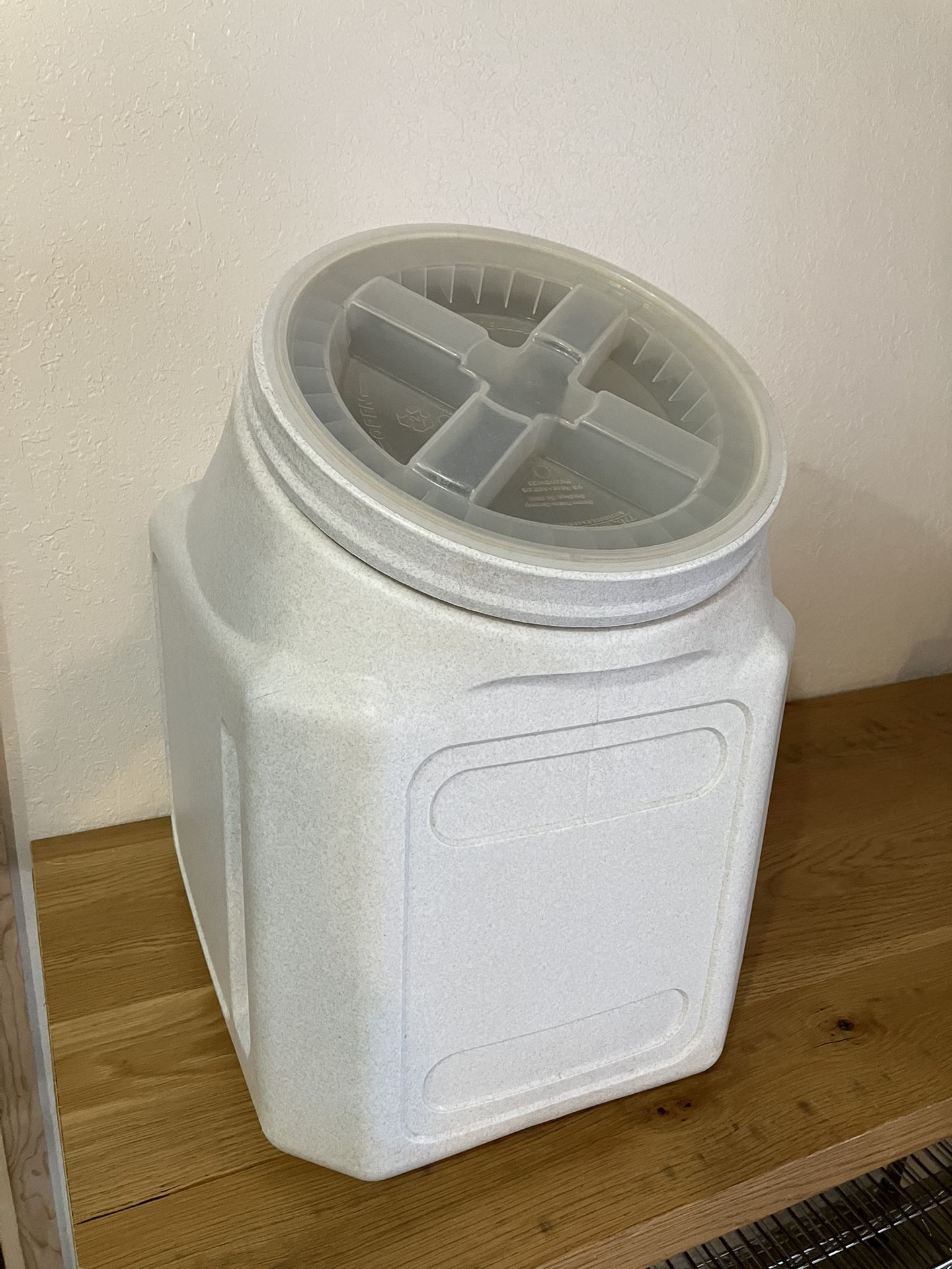 Gamma 60lb. Vittles Vault Dog Food Container 