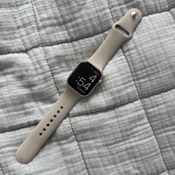 Apple Watch 41mm Series 7 GPS in Starlight