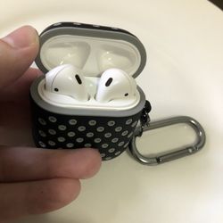 Airpods (2nd Generation) w/ Case
