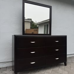 Dresser With Mirror 