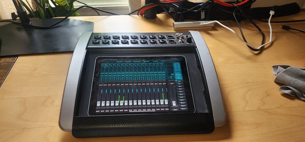 Mixer Berhinger XAir 18 ( Ipad Not Included)