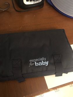 Para poner pañales y wipes trae la caja para las wipes