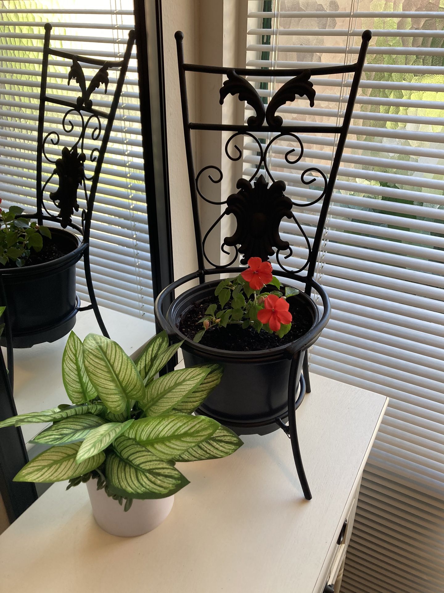 Plant Stand Metal Chair 7.5” with Live Red Impatient & Artificial Plant