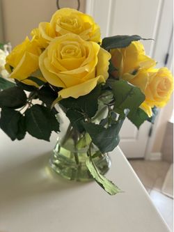 Floral arrangement/ glass vase with yellow roses