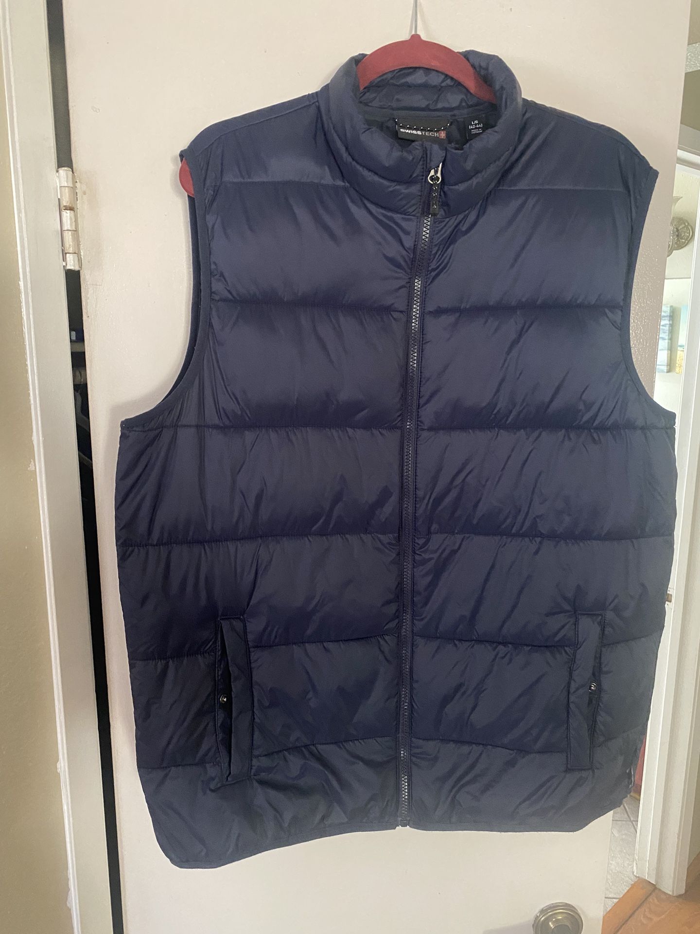 Swiss Tech Men’s puffer vest, Size L, color navy $15 OBO
