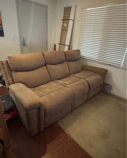 Power Reclining Sofa – Like New Condition