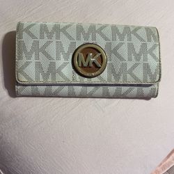 MICKAL KORS WALLET ORIGINAL GOOD Only $20. COND
