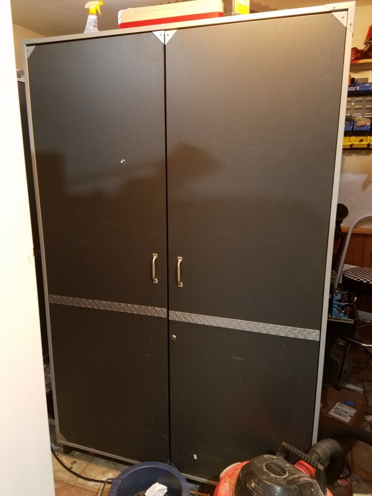 Rubbermaid Indoor/Outdoor Storage Cabinet for Sale in Bedford Park, IL -  OfferUp