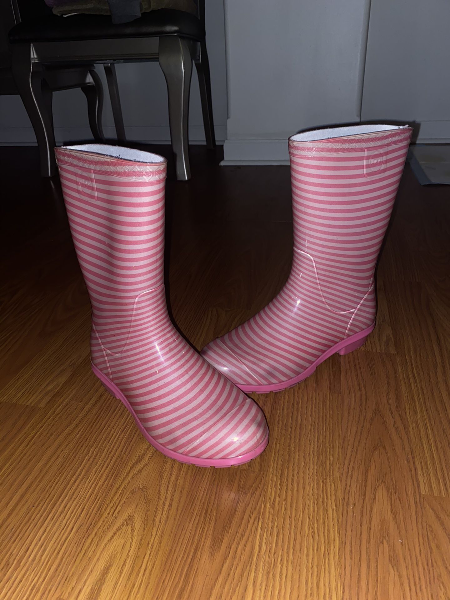 UGG - Pink and White Girl Boots - Size 5