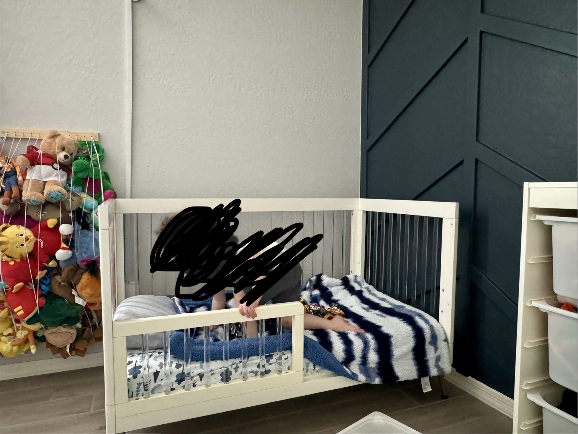 Delta Children Sloane 4-in-1 Acrylic Convertible Crib. Toddler Bed