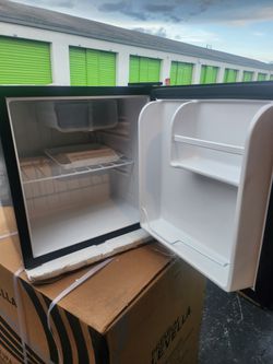 Nevera Pequeña Para 1 Cuarto Arriba Congelador Y Debajo Nevera for Sale in  Pembroke Pines, FL - OfferUp