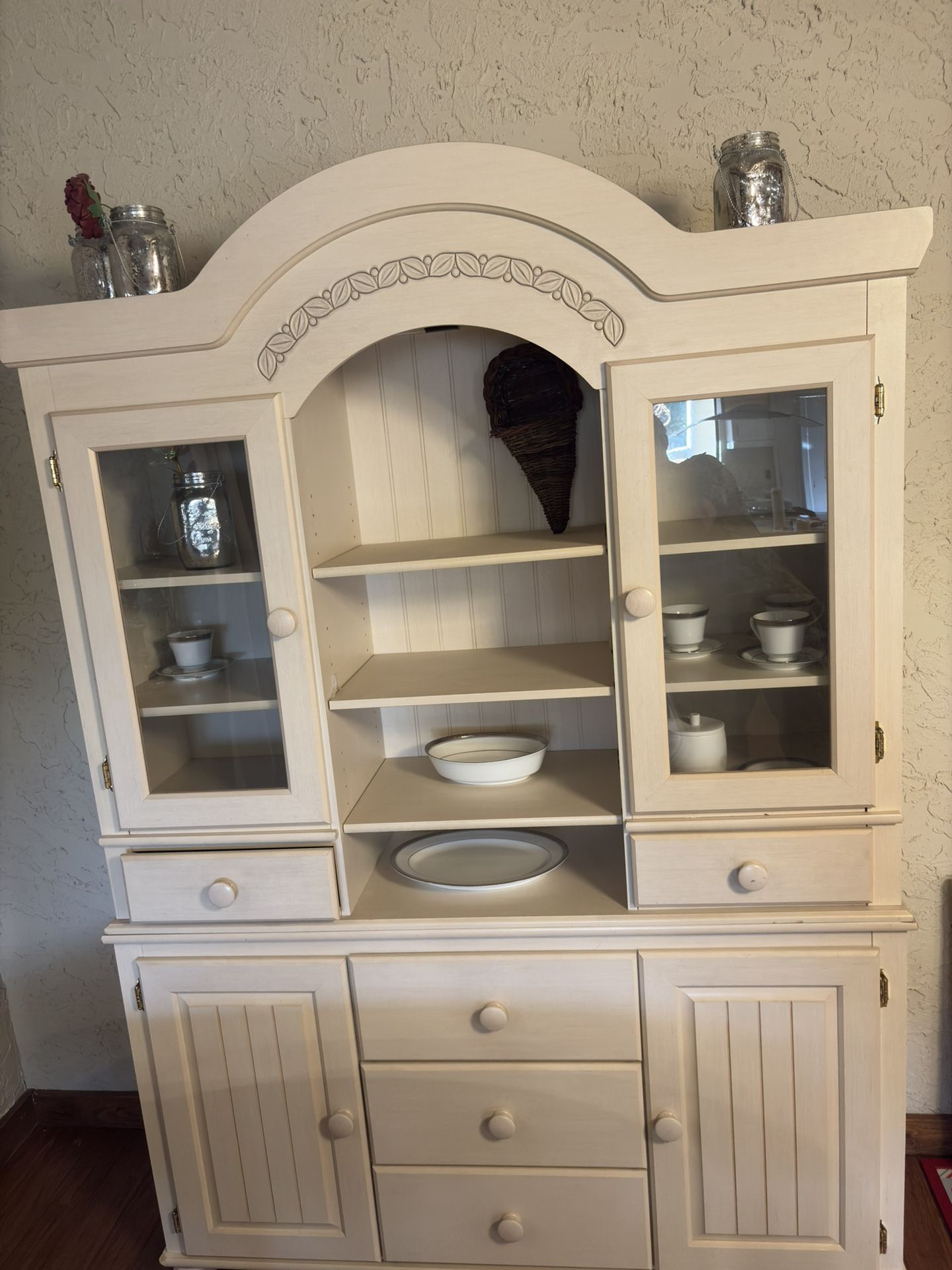 Kitchen Table/chairs/hutch