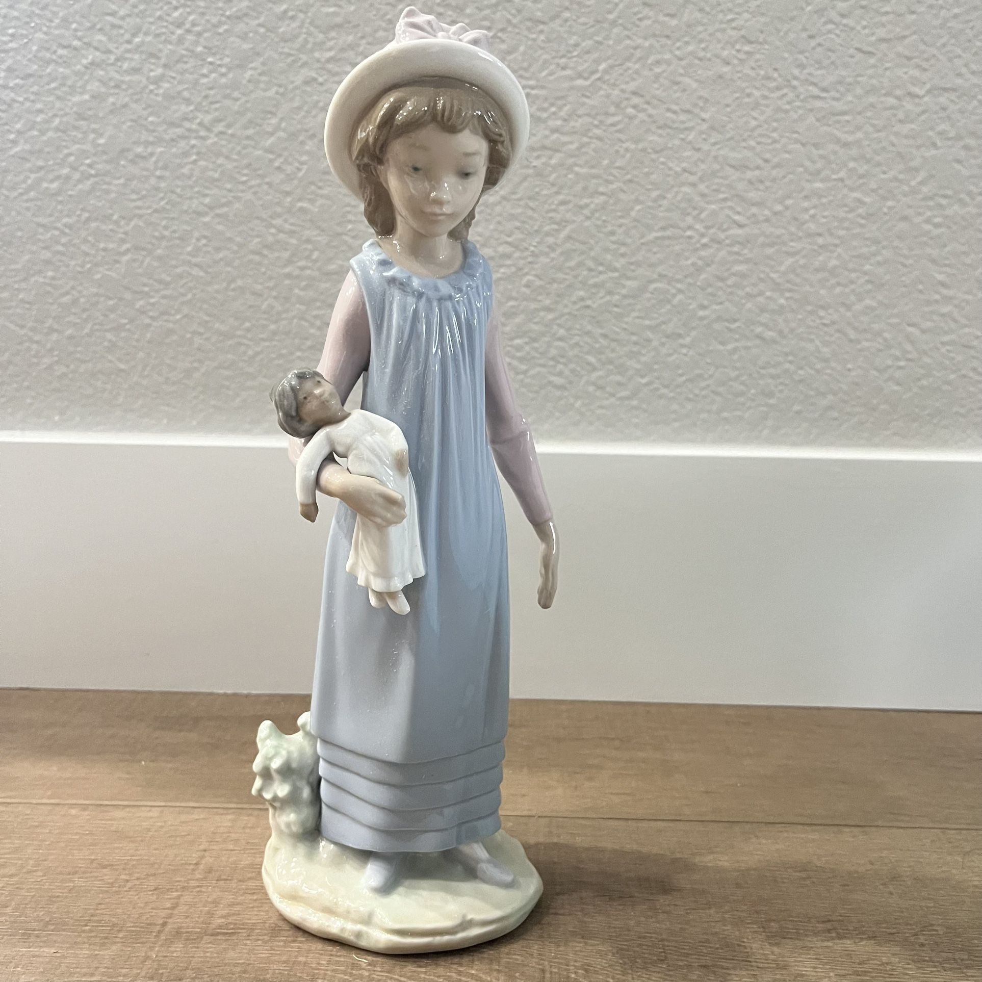 LLADRO # 5045 Belinda with her Doll 11 1/4” Retired Mint Condition W/Box Glossy
