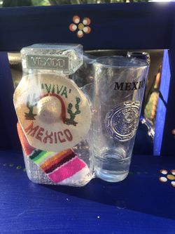 Botellita y caballito de tequila / small glass bottle for tequila and one shot glass