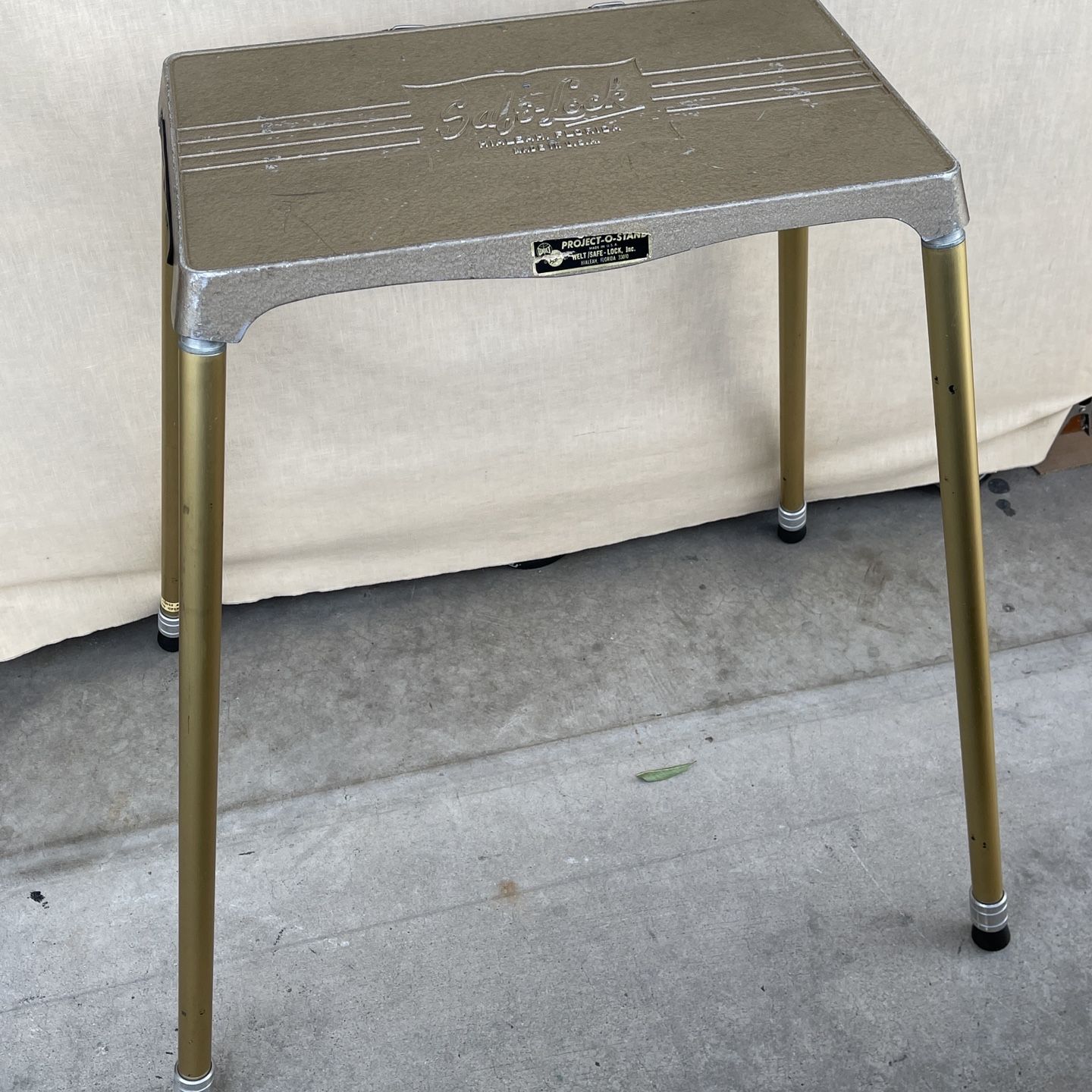 Vintage Welt Safe-Lock Project-O-Stand Projector Table/Stand
