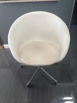 White Faux Leather Swivel Office Chair( read description)
