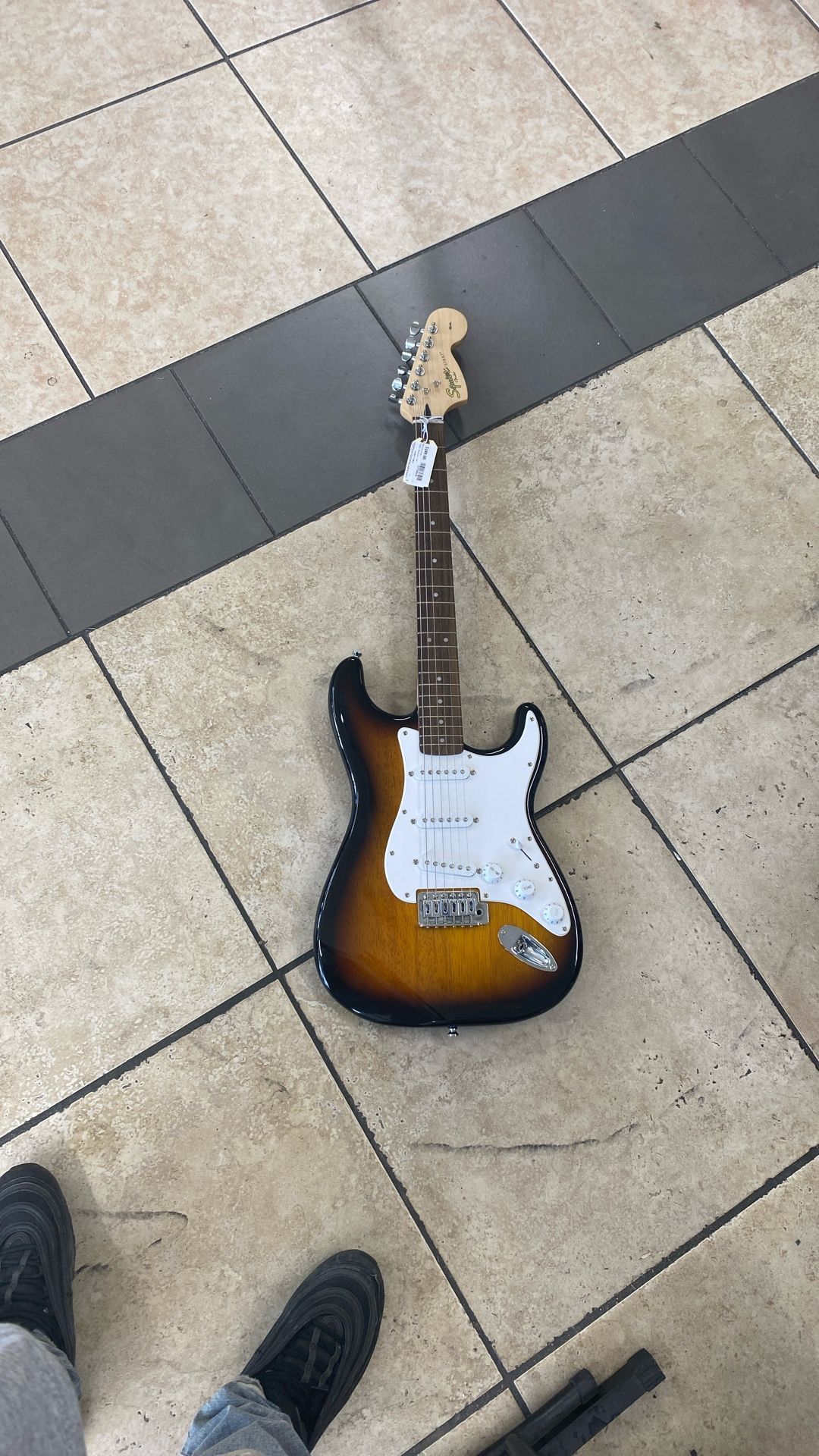 Squier Sonic Stratocaster Electric Guitar 2-color Sunburst