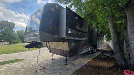 2006 Carriage Royal International 5th wheel