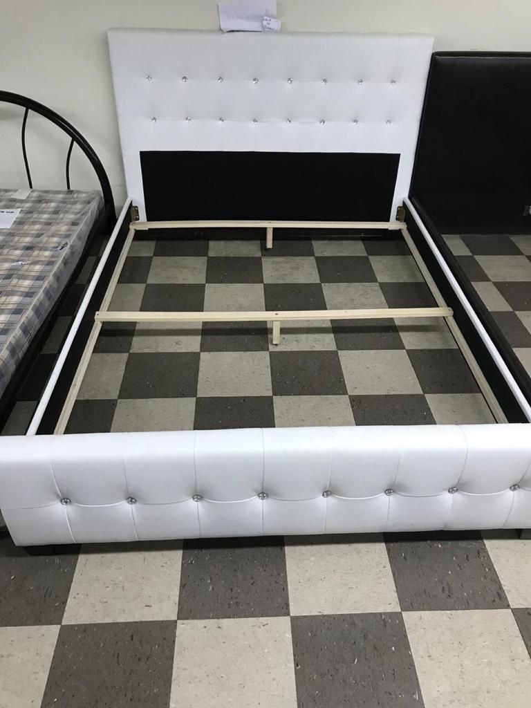 Cama de perlas en leader . Bed, mattress and box