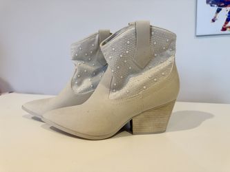 🤠 White Cowboy Boots with Pearls – Size 8 – Statement Piece!