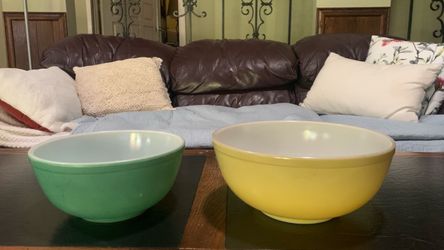 Vintage Pyrex Mixing Bowls Green and Yellow