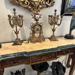 19th CENTURY FRENCH MANTLE CLOCK WITH CANELABRAS