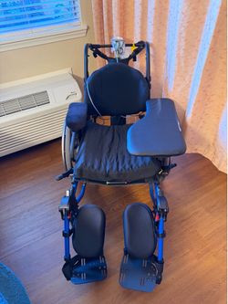 Quickie XCore Manual Wheelchair – ROHO Cushion, JAY J3 Back, Lap Tray, Oxygen Holder