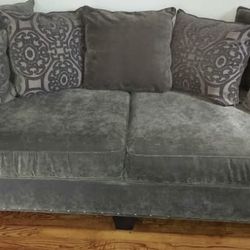 Cindy Crawford Grey Tuffed Sofá 