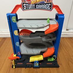 Mattel Hot Wheels City Stunt Garage Play Set
