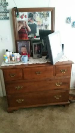 Nice wood dresser 3 drawer