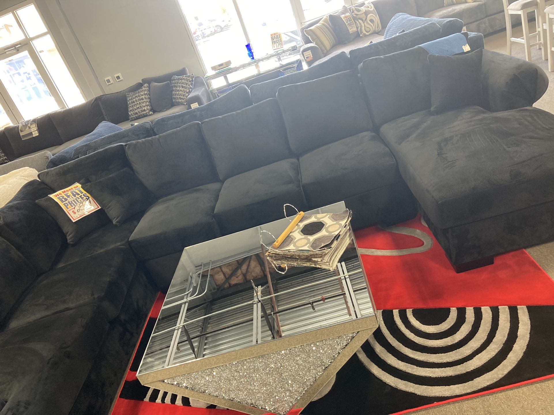 Beautiful Sectional 😁 Easy Financing Options 💜 Free Delivery 🚚