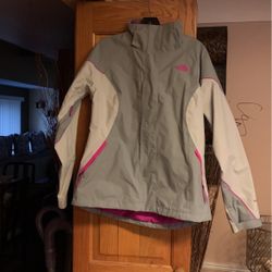 In Great Condition North face Coat Doesn’t Come With Inside Liner But You Can Use Any Inside Liner To Zip To It