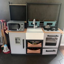 Kids Play Kitchen and lot of accessories