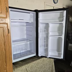 Small  30in Tall Refrigerator Workd Great