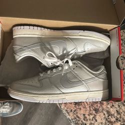Nike Dunk Low SE “Metallic Silver”
