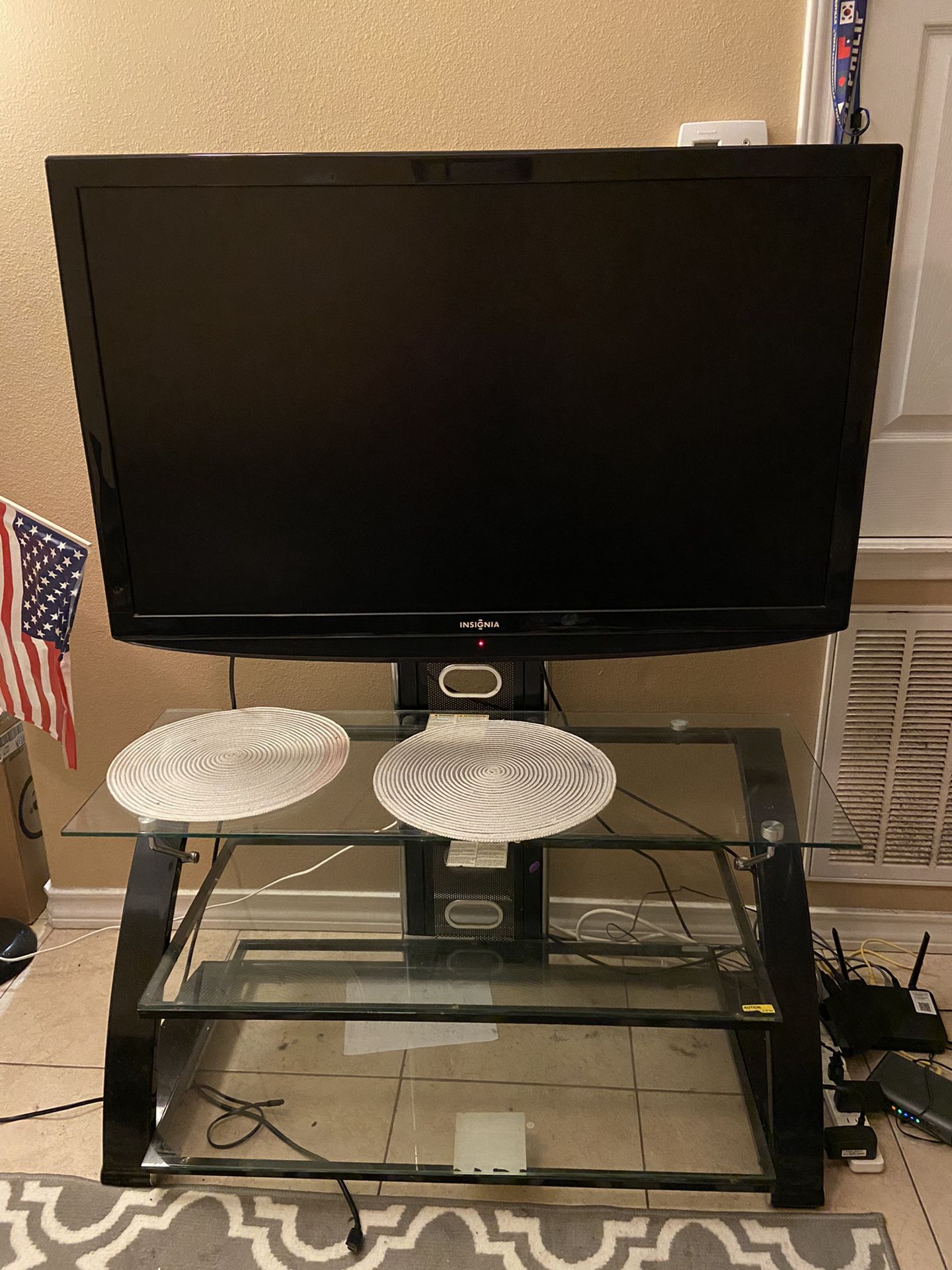 Tv insignia with table for 85$