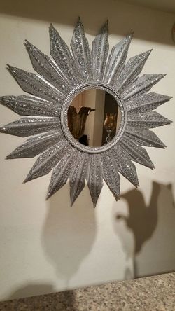 Este hermoso espejo decorado completamente con pequeñas piedras decorativa color plateadas y pintura plateada es muy elegante y fino