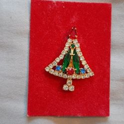Vintage Christmas tree rhinestone pin