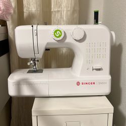 SINGER SM024 Sewing Machine Plus Accessories 