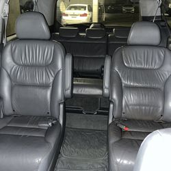 2005-2010 2nd Row Honda Odyssey Mini Van Middle Seats 