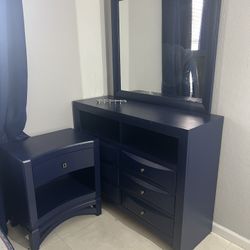 Bedrom Set . 1 bed 2 night Stand. 1 Dresser With Mirror