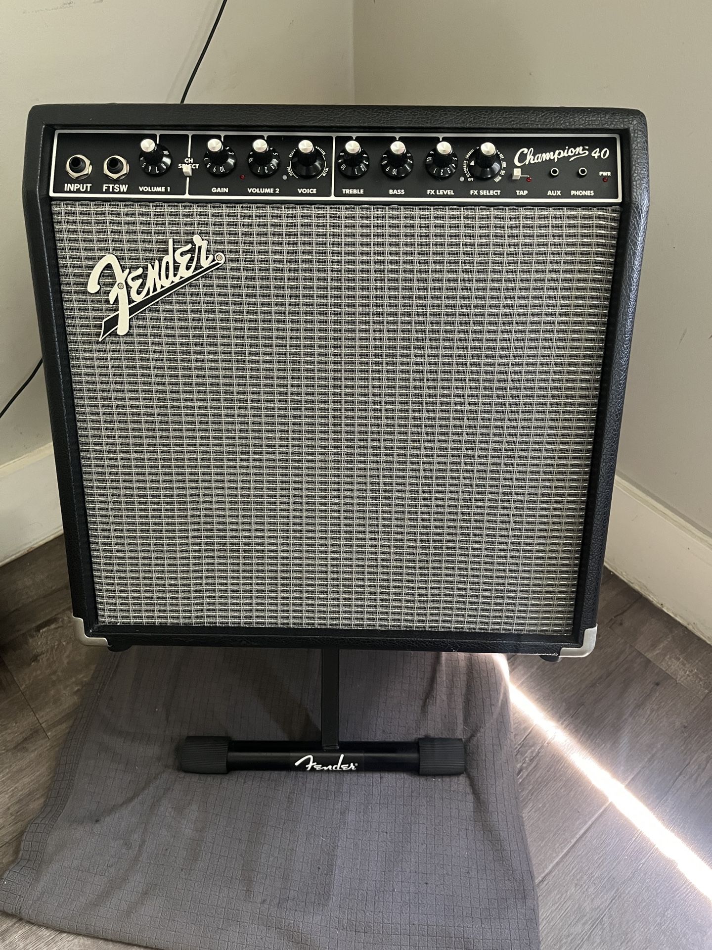 Fender Champion 40 1x12” 40 Watt Guitar Amplifier W/ Switch Foot & Cover